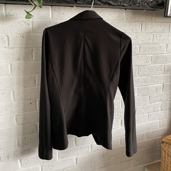 🖤 Classic Black Blazer 🖤 - Picture 3 of 4